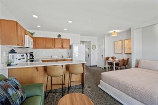 Oceanfront Suite - Sleeps Six - Full Kitchen - Pool and Hot Tub - 9