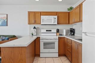 Oceanfront Suite - Sleeps Six - Full Kitchen - Pool and Hot Tub - 2