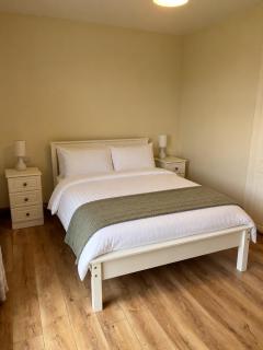 Charming 2-Bed Coastal Retreat in Barna Sleeps 4 - 8