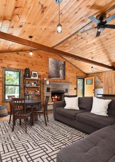 The Little Lake House-Wooded Retreat, King Bed, Fiber WiFi, 1 Min to Lake - 4