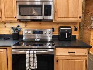The Little Lake House-Wooded Retreat, King Bed, Fiber WiFi, 1 Min to Lake - 1