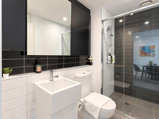 High level on 36th Floor 2BR Balcony Wifi Pool - 3