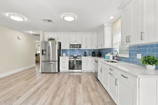 Newly Refurbished Naples Park Cottage with a Heated Pool - Naples - 3