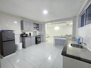 Marie's Lakeview 4Bed All Ensuite, KSM - 3