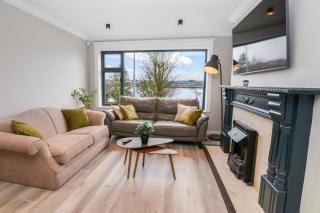 Central Galway Retreat 4 Bed Sleeps 8 with Private Parking - 0