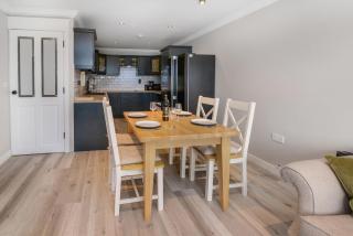 Central Galway Retreat 4 Bed Sleeps 8 with Private Parking - 8