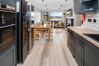 Central Galway Retreat 4 Bed Sleeps 8 with Private Parking - 6