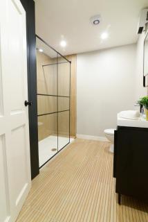Central Galway Retreat 4 Bed Sleeps 8 with Private Parking - 2