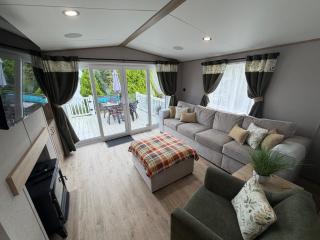 Lakeside Retreat 1 with hot tub, private fishing peg situated at Tattershall Lakes Country Park - 5
