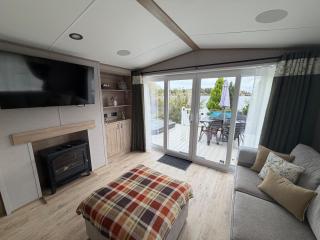 Lakeside Retreat 1 with hot tub, private fishing peg situated at Tattershall Lakes Country Park - 3