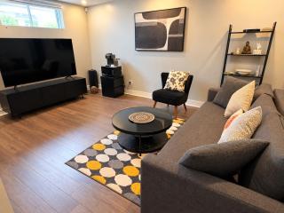 Cozy 2BR Suite - 3 Beds - Sleeps 5 - Free Parking - Near Montreal - 9
