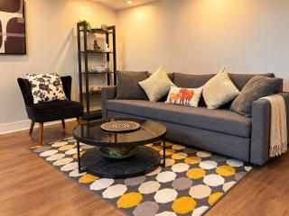 Cozy 2BR Suite - 3 Beds - Sleeps 5 - Free Parking - Near Montreal - 4