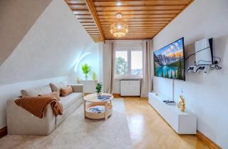 Cosmic Living Modern with Smart TV, Parking & Self Check-In - 8