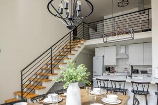 Main Street Farmhouse City Retreat by Hollyhock - 9