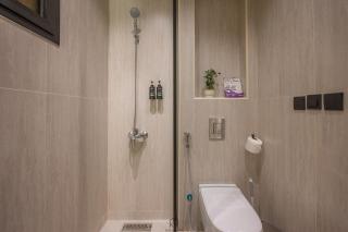KM Living Green Crest 2BR Maid King Road - 2