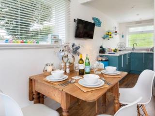 The Hut - 2 Bed Chalet, Coastal Charm in Dartmouth - 8