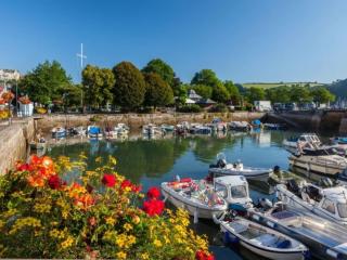 The Hut - 2 Bed Chalet, Coastal Charm in Dartmouth - 1