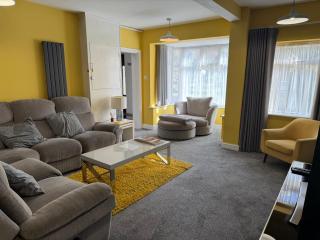 Huge 9 Bed Property Sleeps 17, Near NEC, City Centre, HS2 - 6
