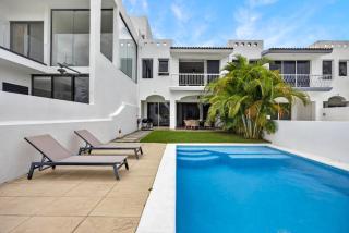 Residencia con alberca y vista al campo de golf - 1