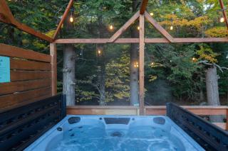 The Moss Rock Mirror Cabin + Spa at Smuggs Notch - 7
