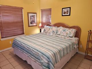 Los Cabos II #2 Mid-island 2-3 minute to walk beach access - 1