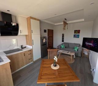NICK's CALM APARTMENT, 7 min walk to Flic en Flac THE BEACH - 2