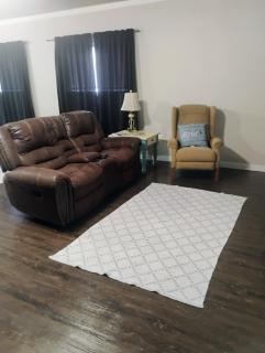 Spacious Centrally Located Studio - 9