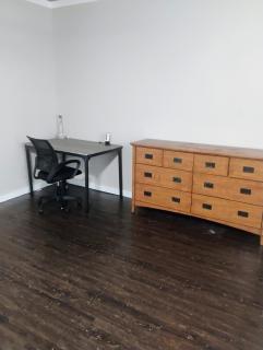 Spacious Centrally Located Studio - 4