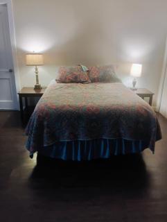 Spacious Centrally Located Studio - 1