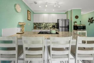 Oceanfront Condo - Hear the waves-Amazing Views, WIFI with AC, free parking - 6