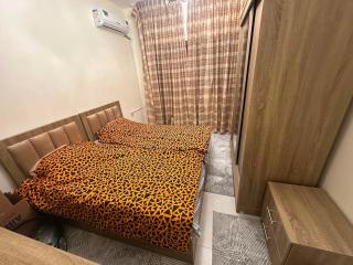 bedroom Apartment Fully Furnished Sport Cityشقة مفروشة محدثة بالقرب من الجامعات والمستشفيات - 2