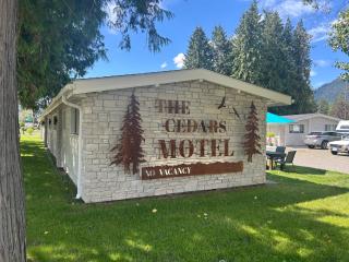 The Cedars Motel Sicamous - 9