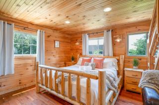 Cloud 9 Cabin with an indoor pool hot tub & fire pit - 1