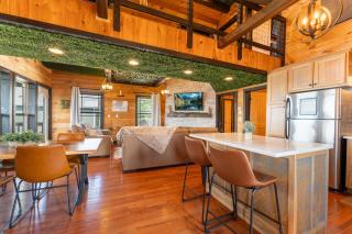 Sunset Ridge cabin 21 miles from Chatt TN Indoor pool & hot tub - 1