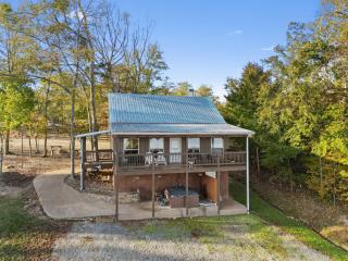 Trails End Cabin with a hot tub fire pit & indoor pool - 5