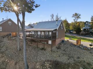 Wood Haven Cabin with a hot tub fire pit & indoor pool - 6