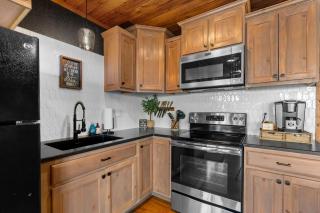 Wood Haven Cabin with a hot tub fire pit & indoor pool - 3