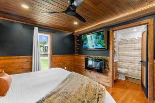 Wood Haven Cabin with a hot tub fire pit & indoor pool - 1