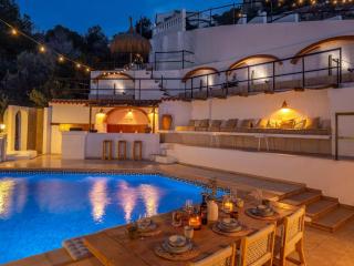 Beautiful villa with pool and stunning view - 0