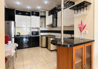 Sunny Dalma Apartment with Balcony & Mountain View - 3