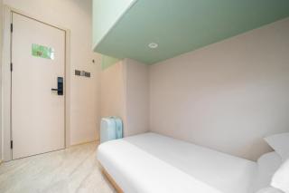 Litchi in Red · Elegant Studio - Youth Stay Inn - 3