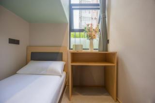 Litchi in Red · Elegant Studio - Youth Stay Inn - 6