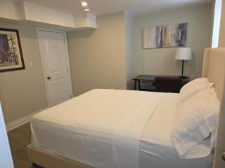Kempsford Retreat - 2BR Near Pearson Sleeps 4 - 1