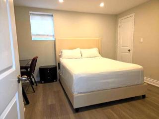 Kempsford Retreat - 2BR Near Pearson Sleeps 4 - 5