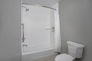 Holiday Inn Express & Suites Clinton by IHG - 9