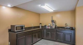 Rodeway Inn & Suites - 6