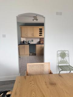 Enniscrone 3-Bedroom Town Apartment 700m to Beach - 1