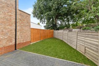 Bright 3BR Home - Garden, Parking & Ensuite - 2