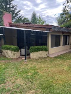 Casa rústica en zona de bodegas amplio jardín pileta fogón y churrasqueara - 1