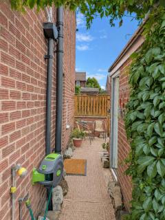 Pet-friendly home, enclosed garden & parking - 2